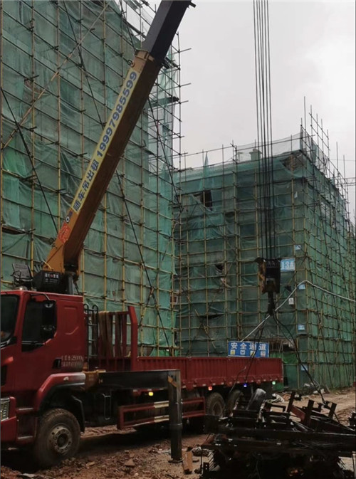 电白区“慢工细活”—— 吊车的 “微动控制” 技术